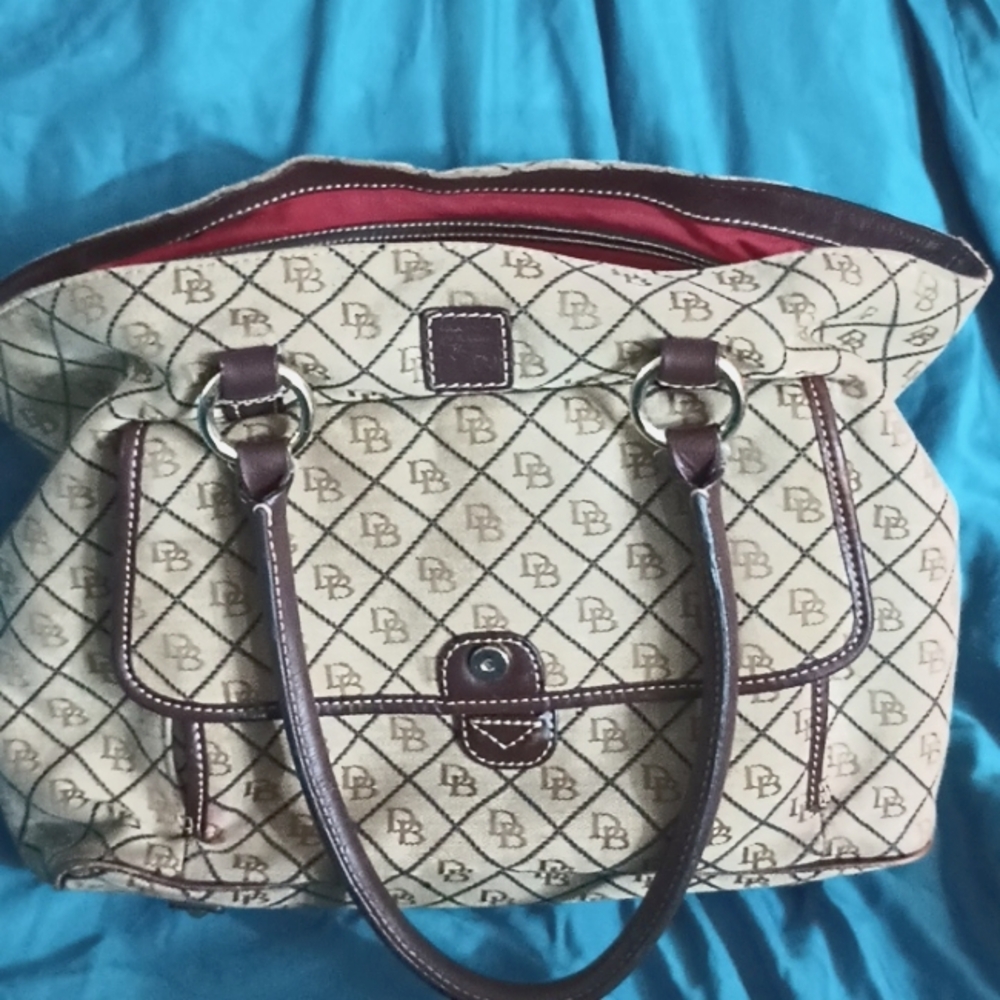Authentic Dooney & Bourke lg purse in really nice excellent condition!!